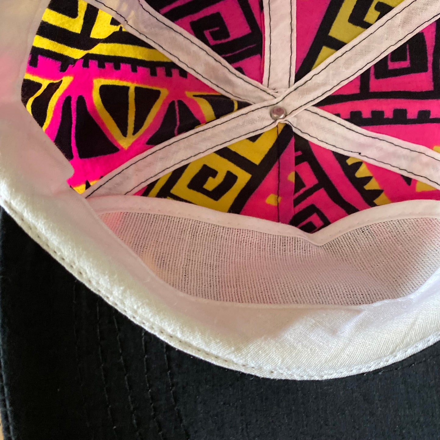 Cappello con visiera fucsia mis. 57 cm