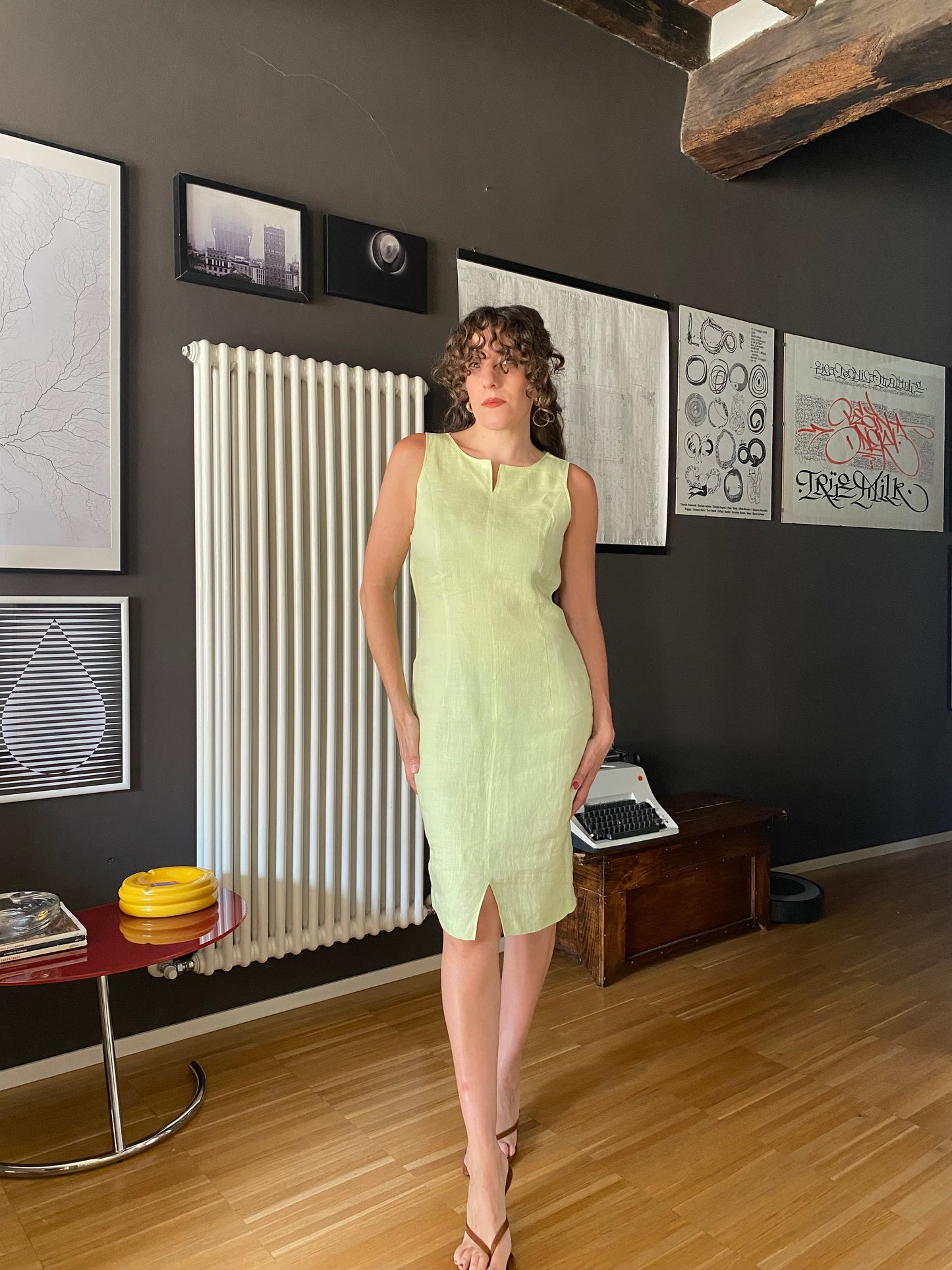 Abito verde lime smanicato in lino