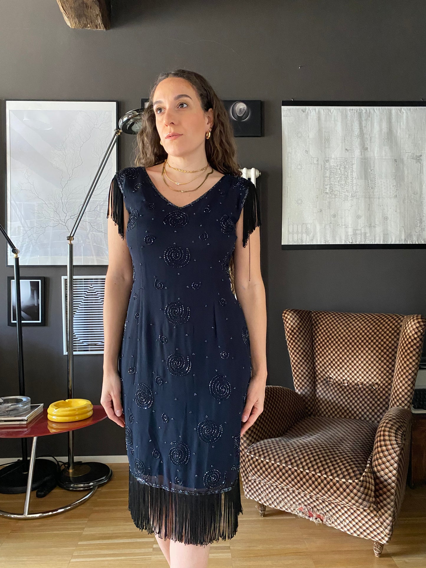 Abito elegante con frange e perline