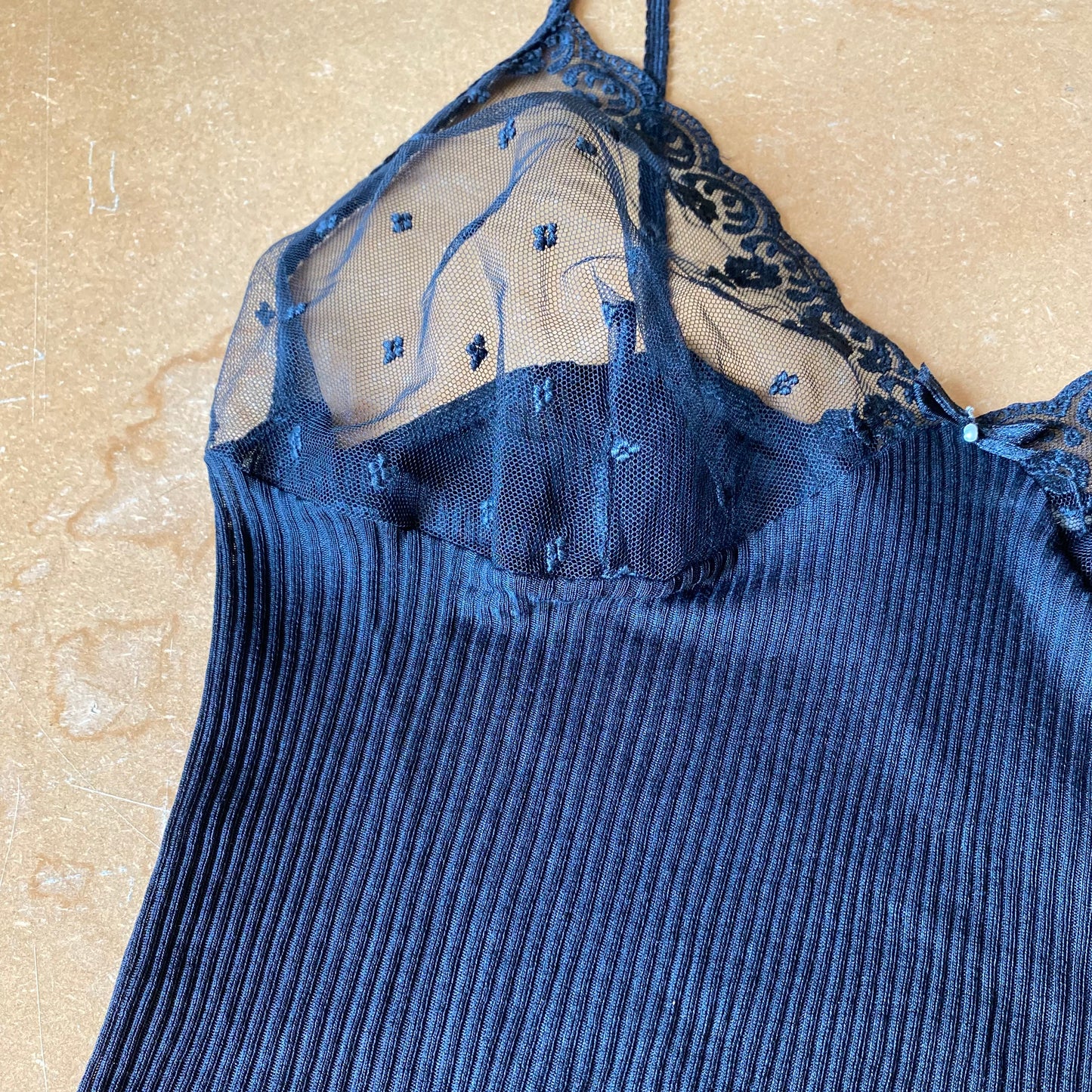 Tank top a costine con trasparenze