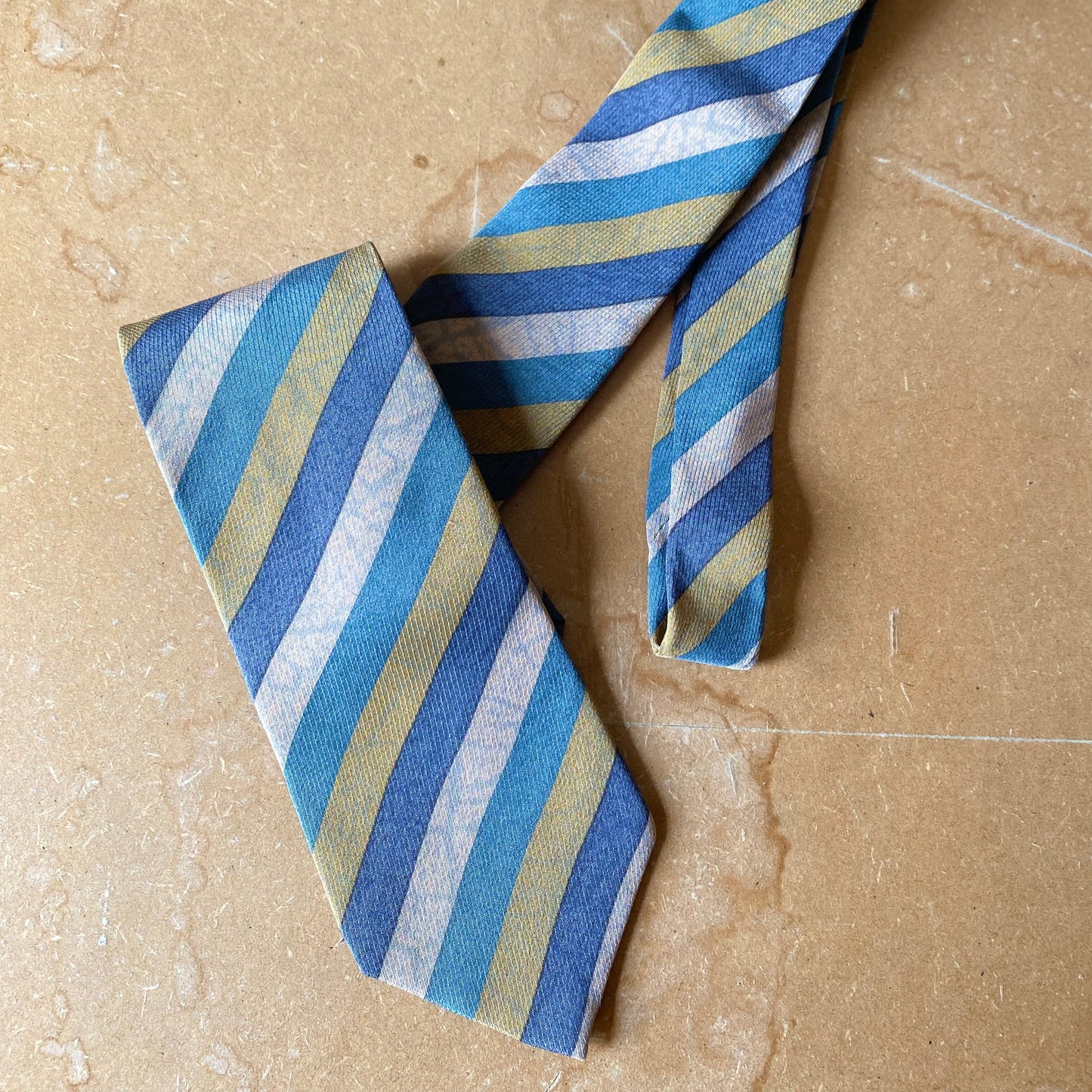 Cravatta in seta a righe