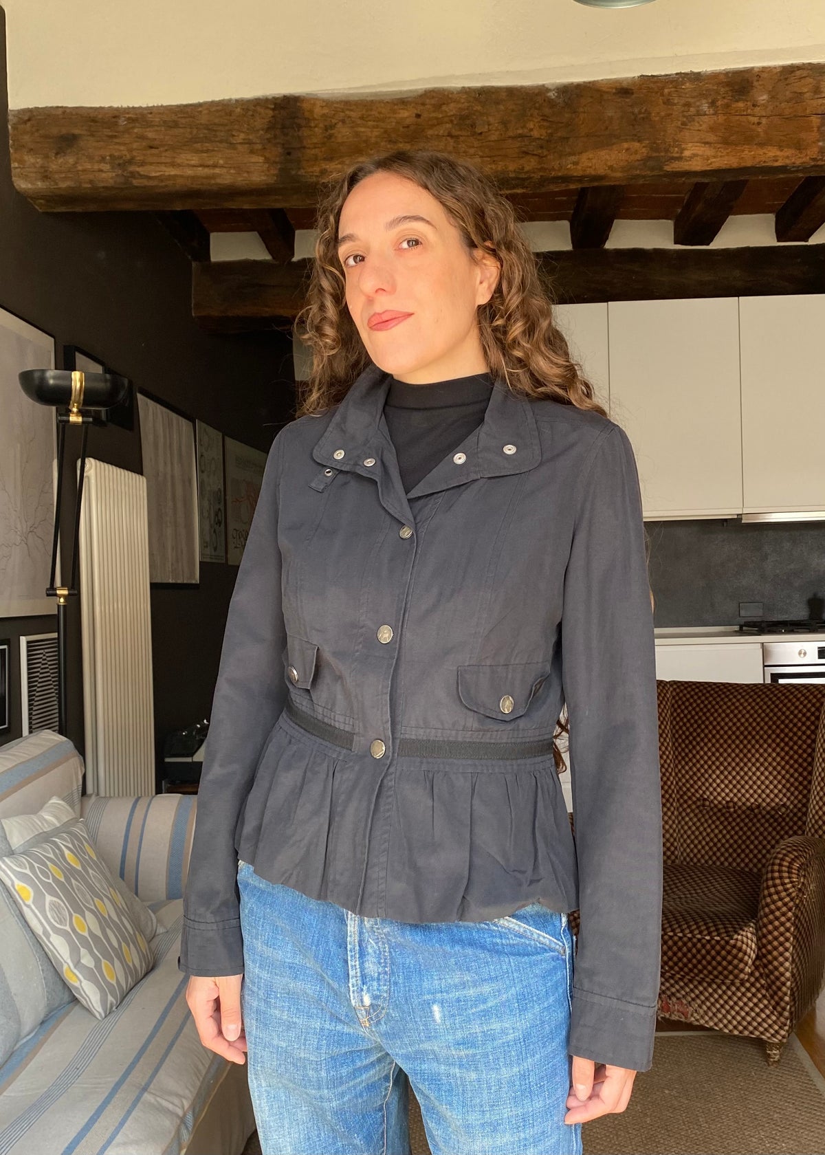 Giacca / Chiodo leggero Intrend nero con fibbia sul collo e balza