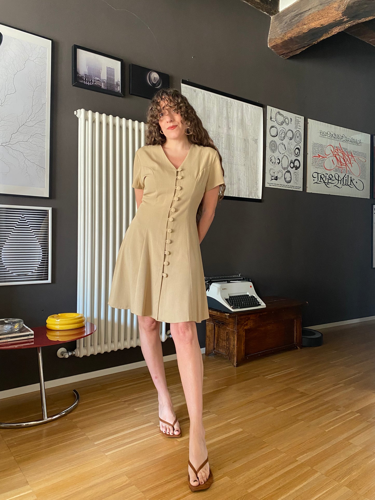 Abito beige anni 90 con stringhe corsetto.