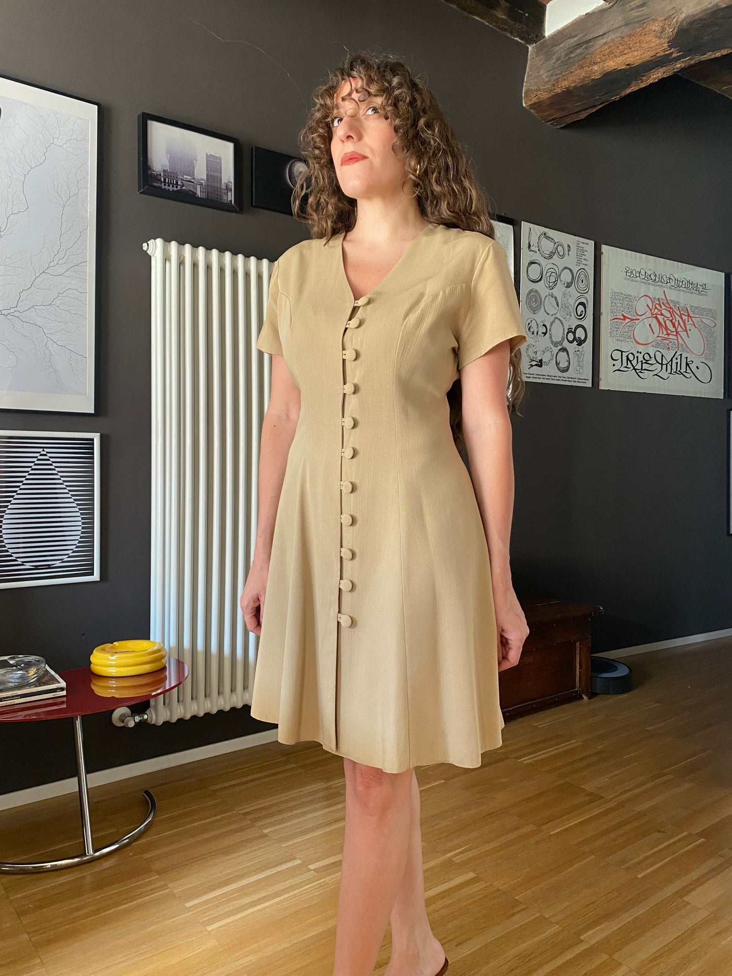 Abito beige anni 90 con stringhe corsetto.