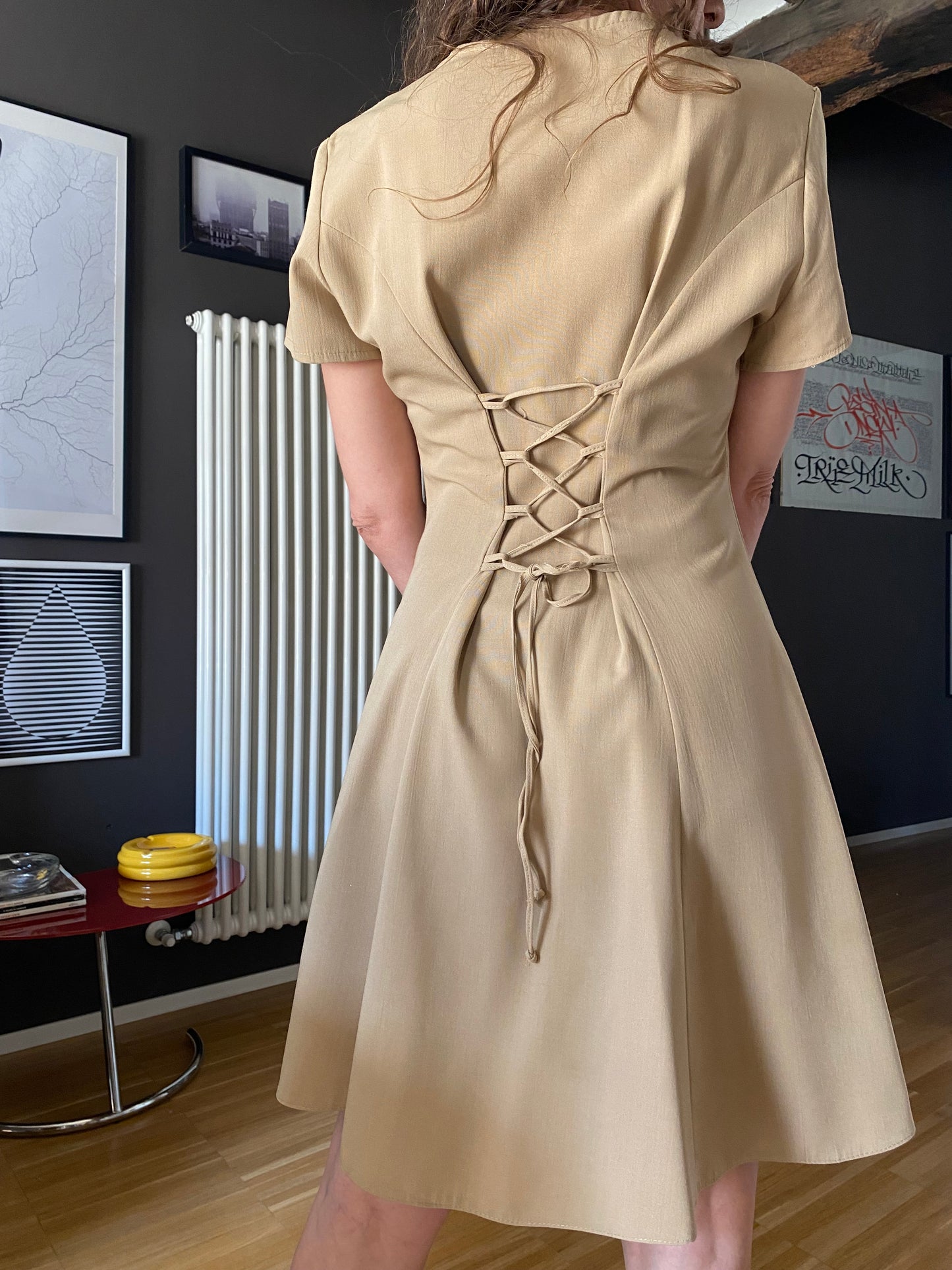 Abito beige anni 90 con stringhe corsetto.