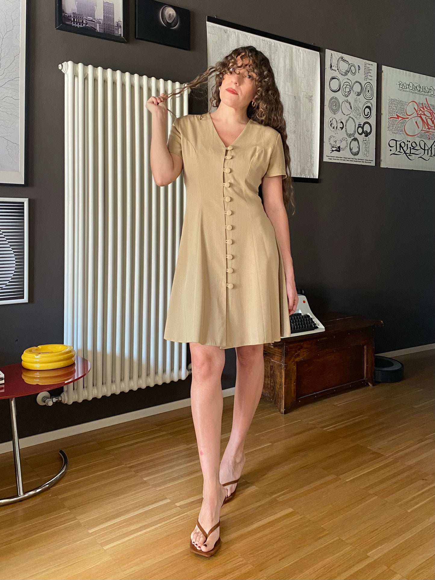 Abito beige anni 90 con stringhe corsetto.