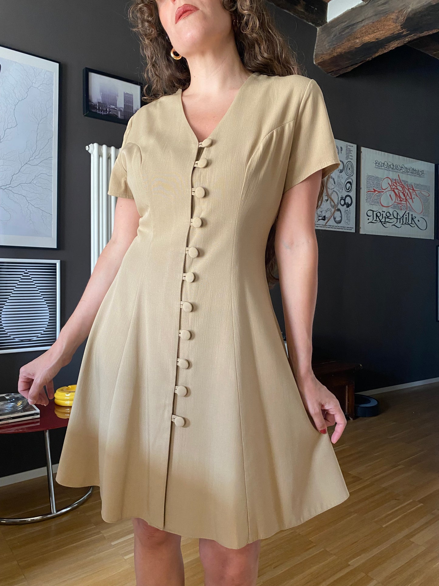 Abito beige anni 90 con stringhe corsetto.