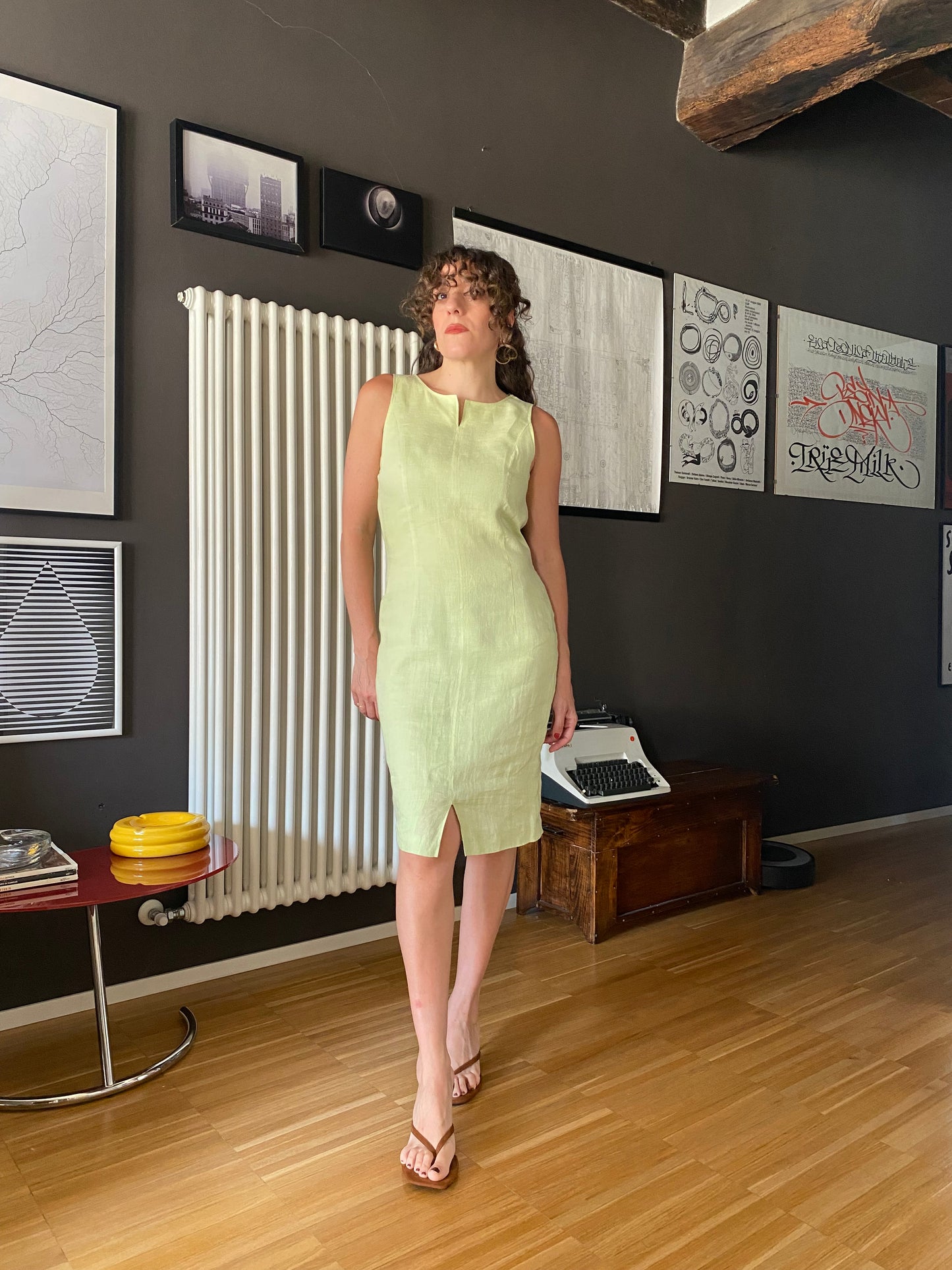 Abito verde lime smanicato in lino