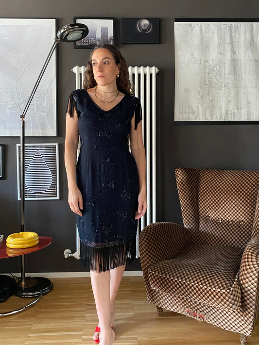 Abito elegante con frange e perline