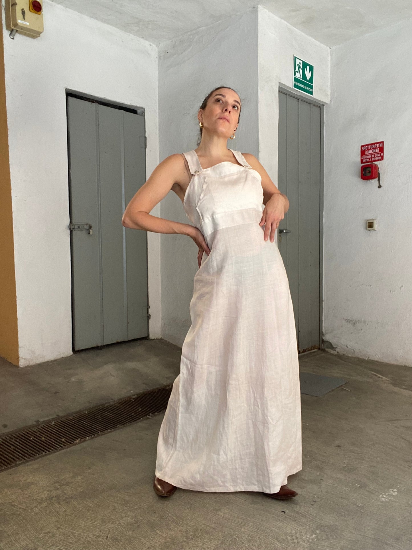 Abito maxi/ salopette con gonna in lino