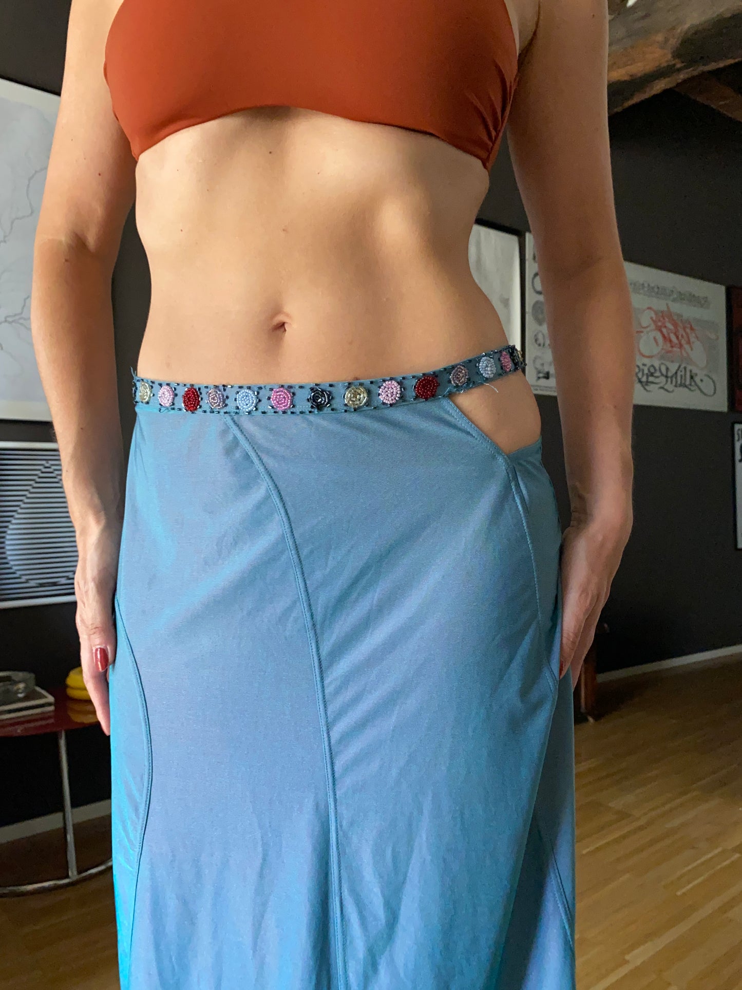 Gonna midi cut out con perline