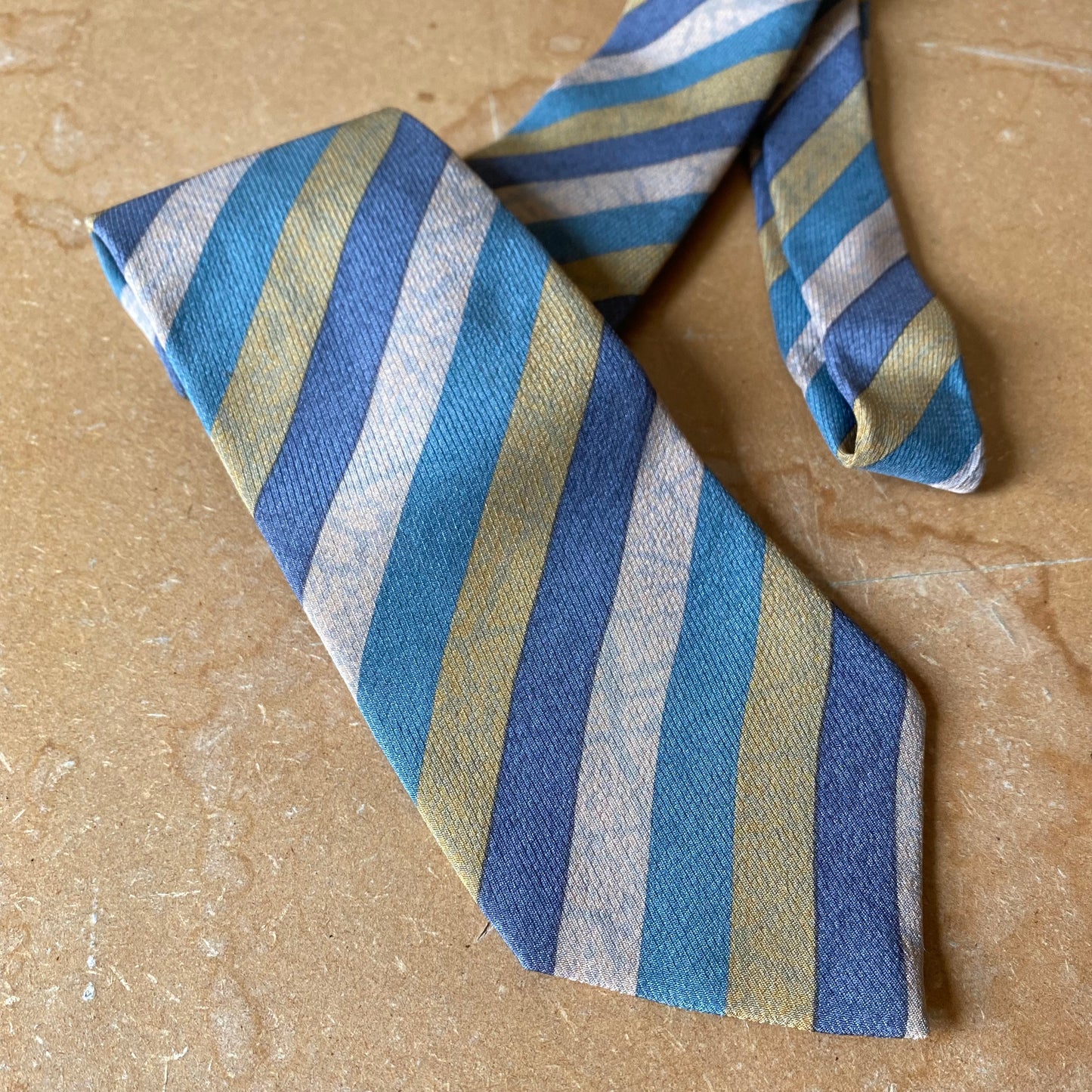 Cravatta in seta a righe