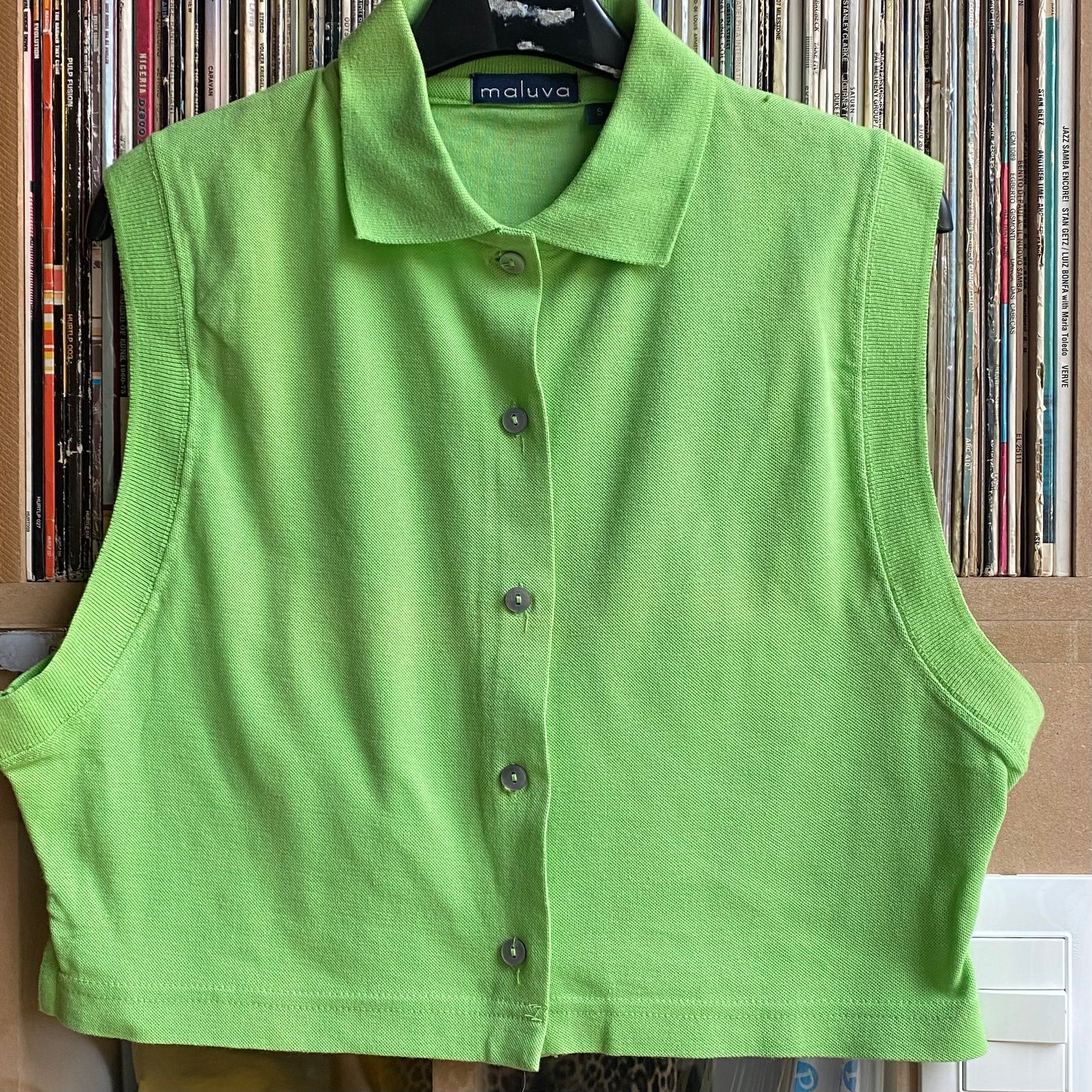 Top crop smanicato polo