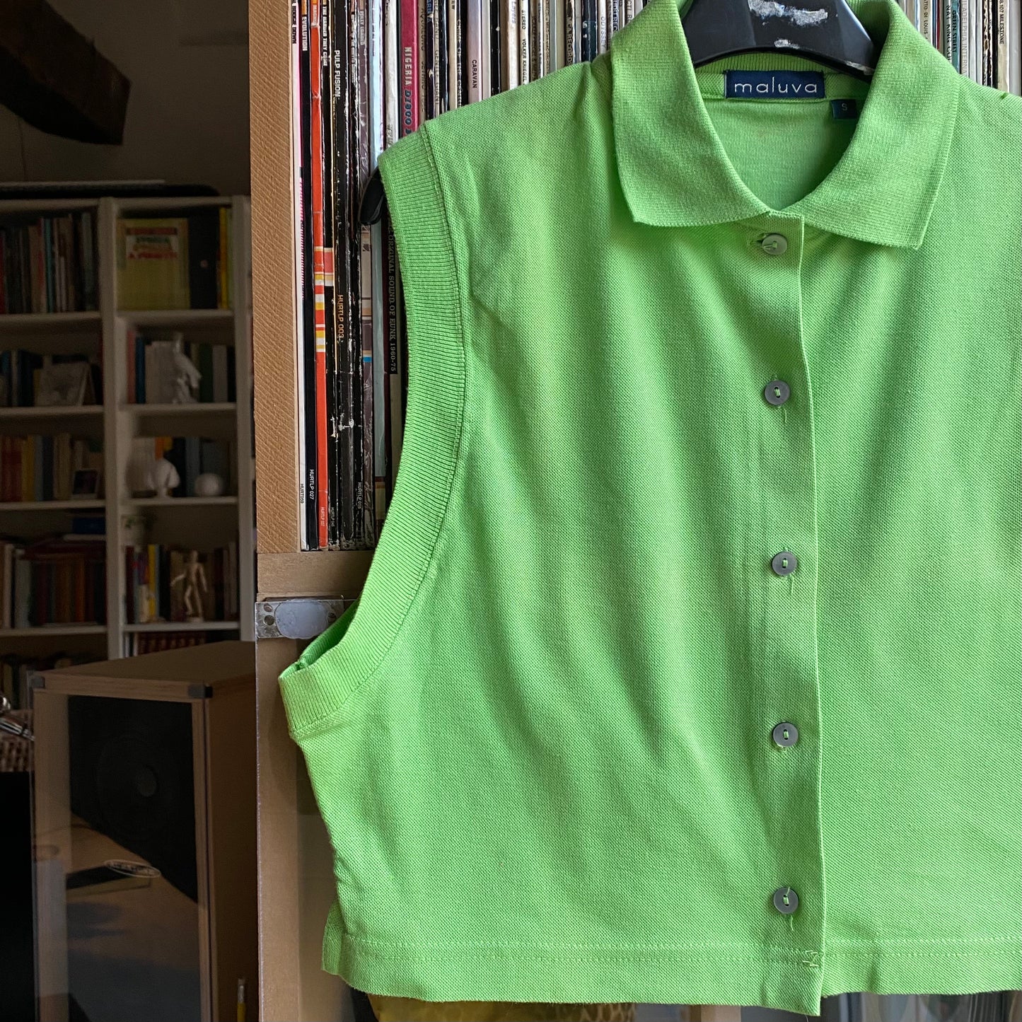 Top crop smanicato polo